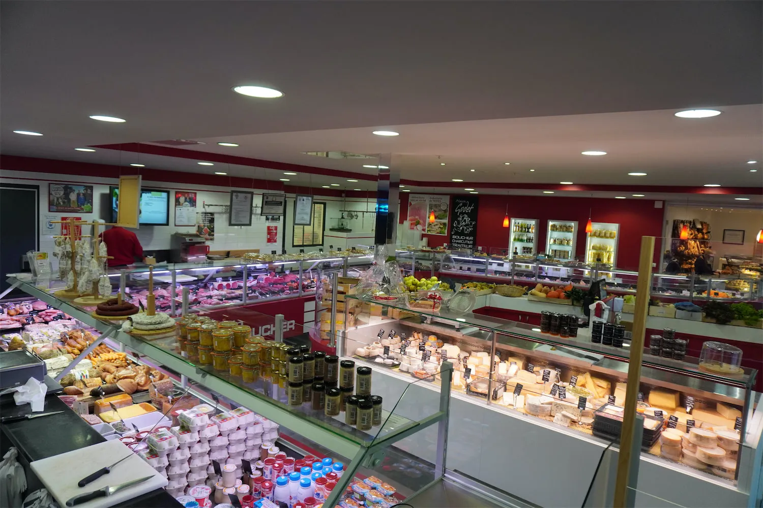 Boucherie de la maison Godet avec de multiples choix de viandes, de fromages, de fruit et d'épices