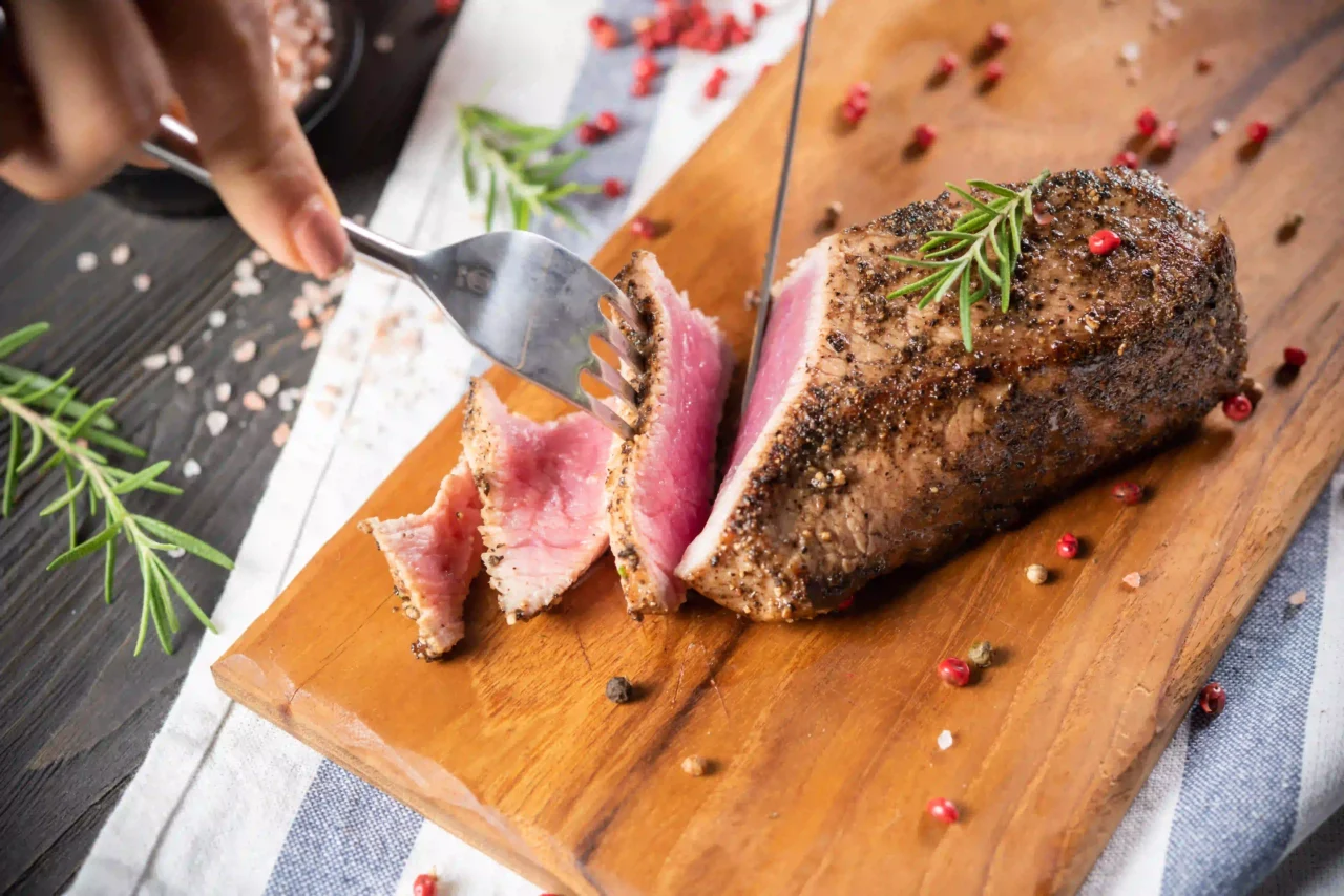 Assortiment de viande de boeuf avec du roti et des saucisses